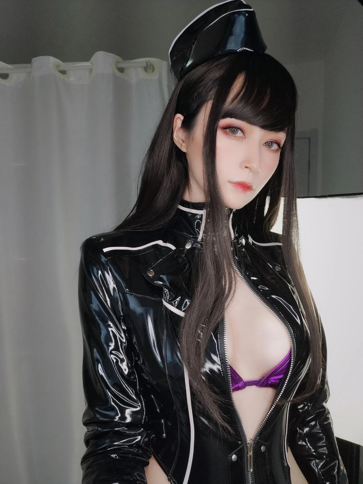 白银81《高衩胶衣》中胸大露挡不住乳香位(19)