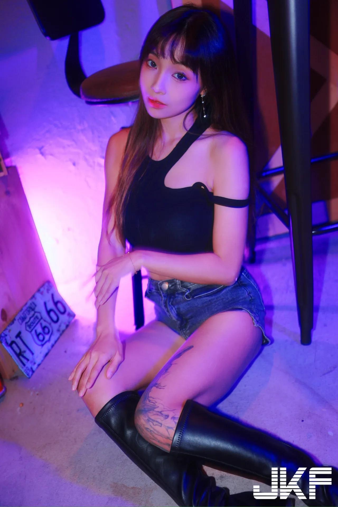 美腿正妹「安然」与你一起火辣作画，「光滑腿部线条」太勾人了！(68)