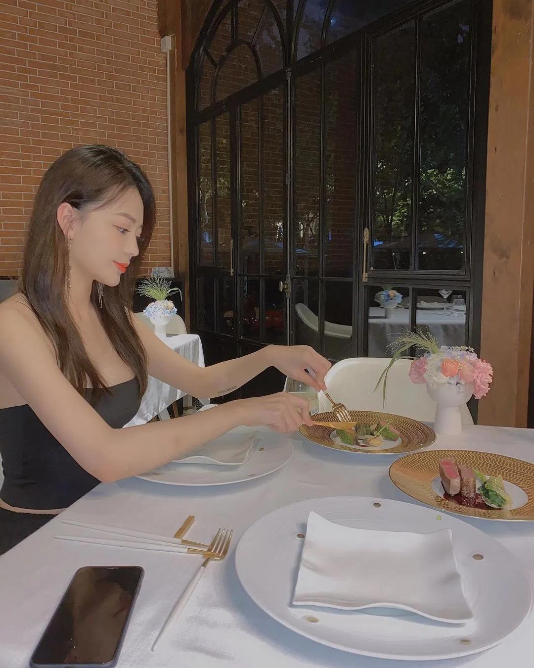 衣服蛮好看的 败在穿拖鞋 孙亚琳(2)