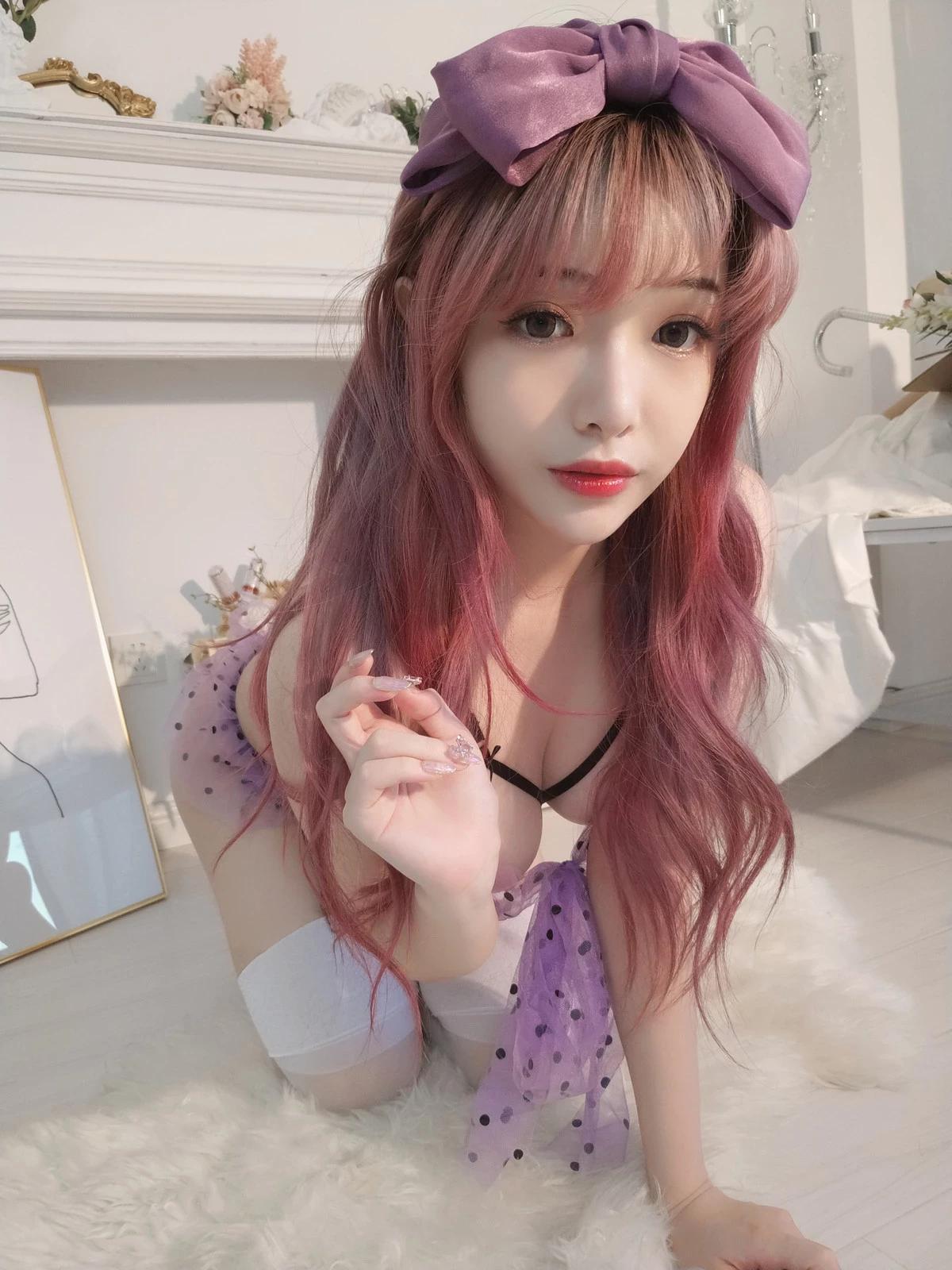 動漫博主雯妹不講道理紫色蝴蝶主題性感紫色薄紗服飾配白絲吊襪惹火誘惑寫真38P(29)