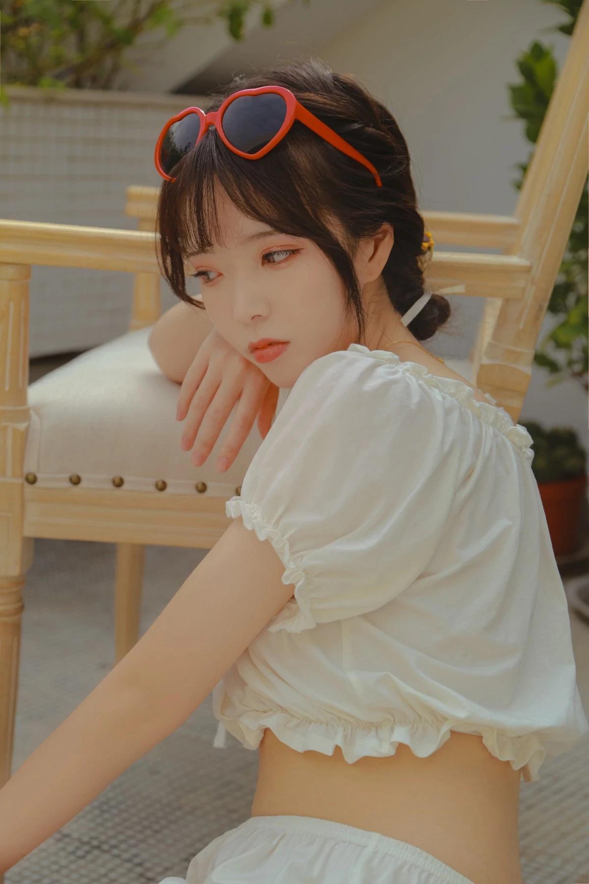 微博妹子Fushii_海堂洛麗塔主題戶外陽台性感白色薄透睡衣秀完美身材誘惑寫真40P(14)