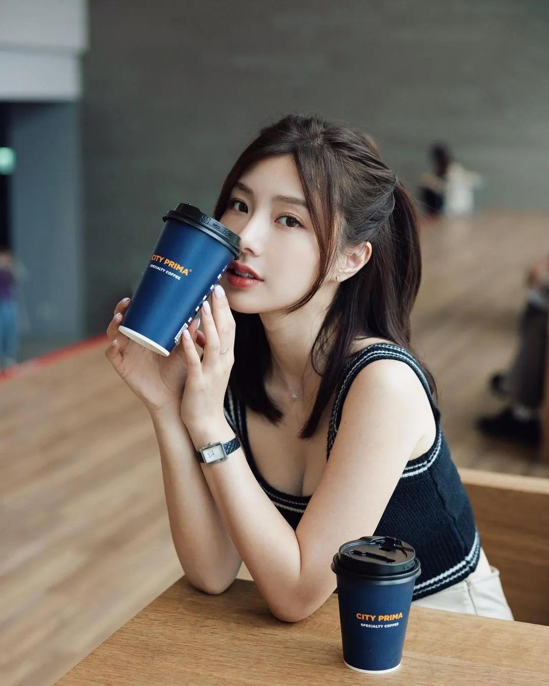 气质正妹「Zora」诱惑力全开！饱满美乳小露一看就著迷(10)