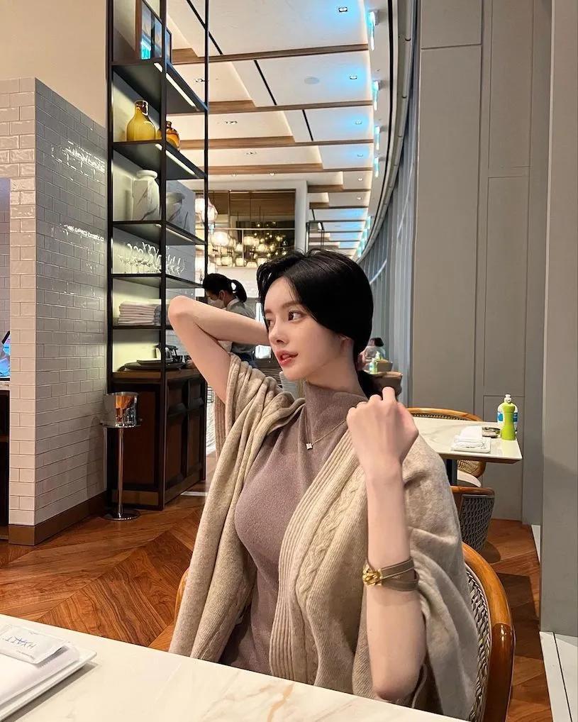 长腿辣妹「做日光浴超诱惑」，白嫩美腿「曲线好逆天」！-小湿妹图(15)