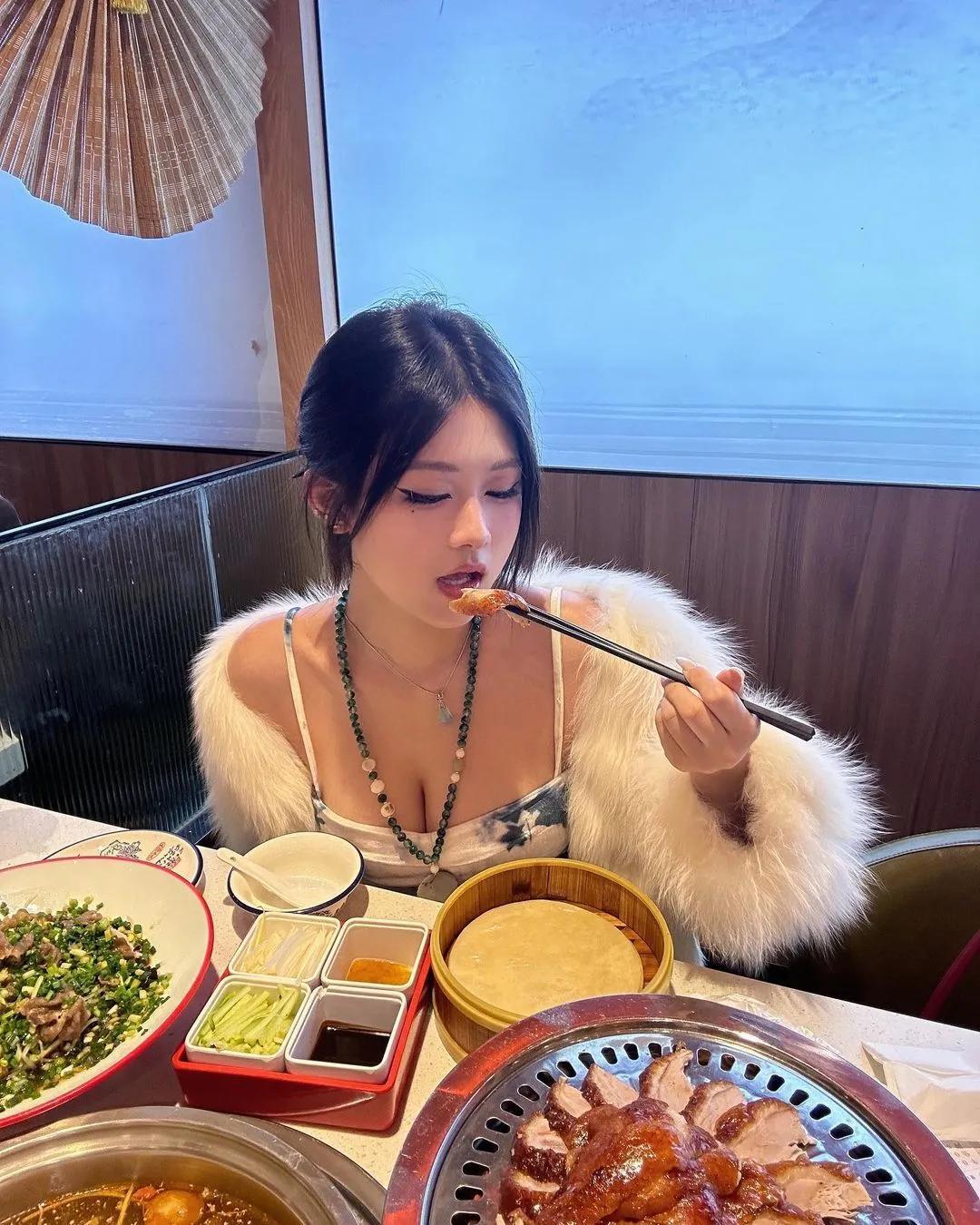 甜美笑容「柒柒」魔鬼身材散发极致的诱惑(5)