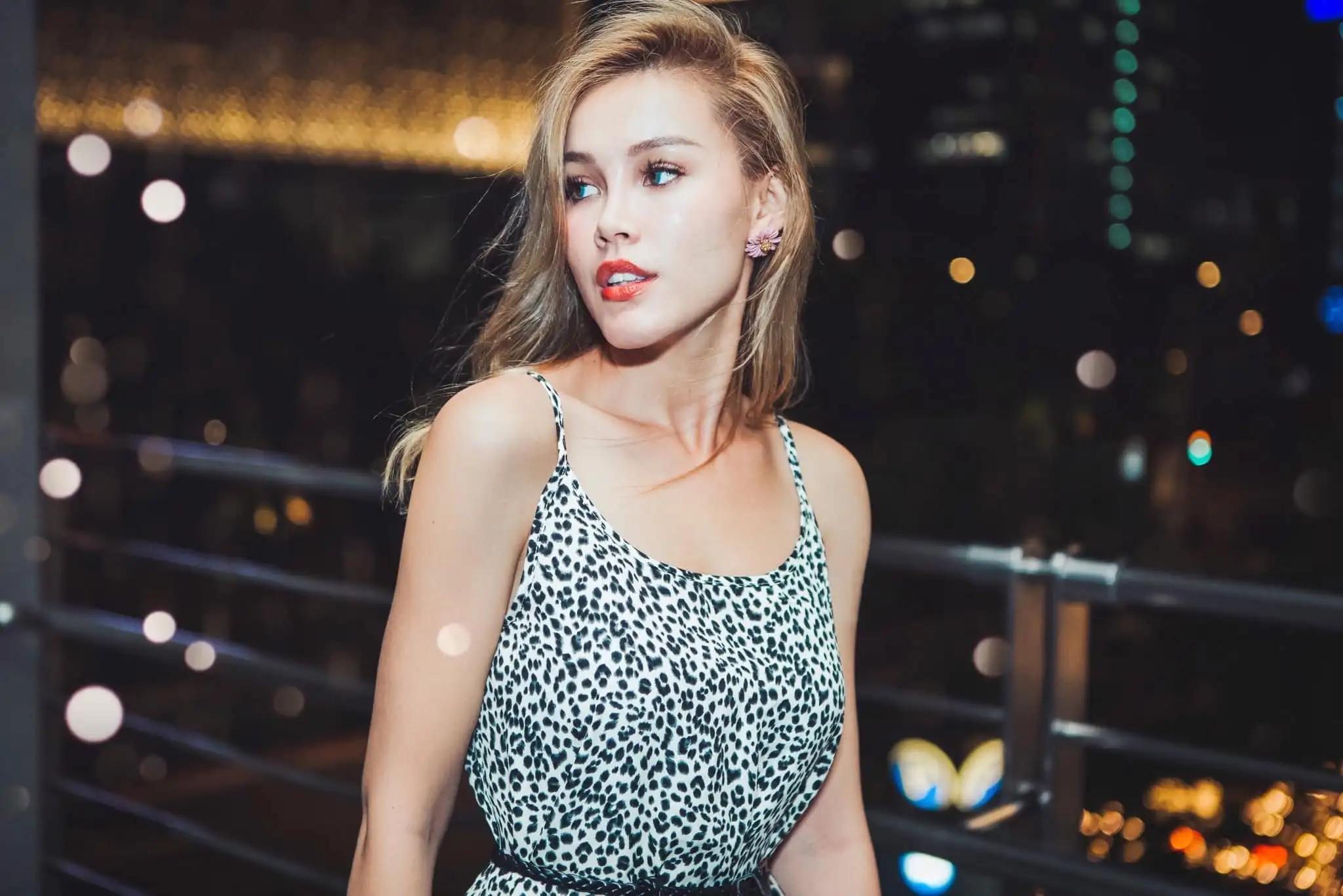 为了学分！热裤混血女学生「Sarah」课后私约大肌教练　床榻上激情肉搏战好刺激-小湿妹图(6)