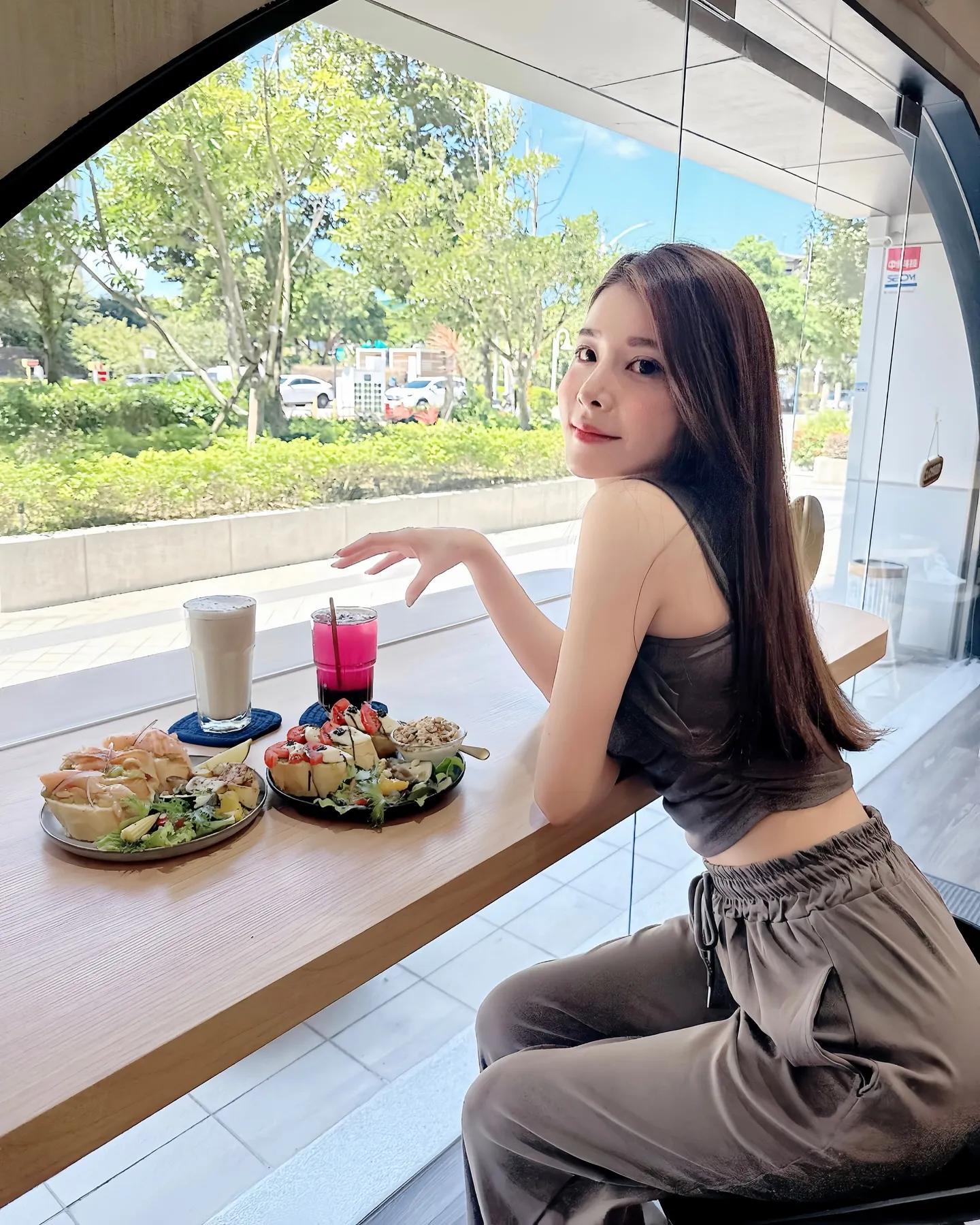 「MI_TUN」暗藏浑圆美胸身材 诱惑勾人(5)