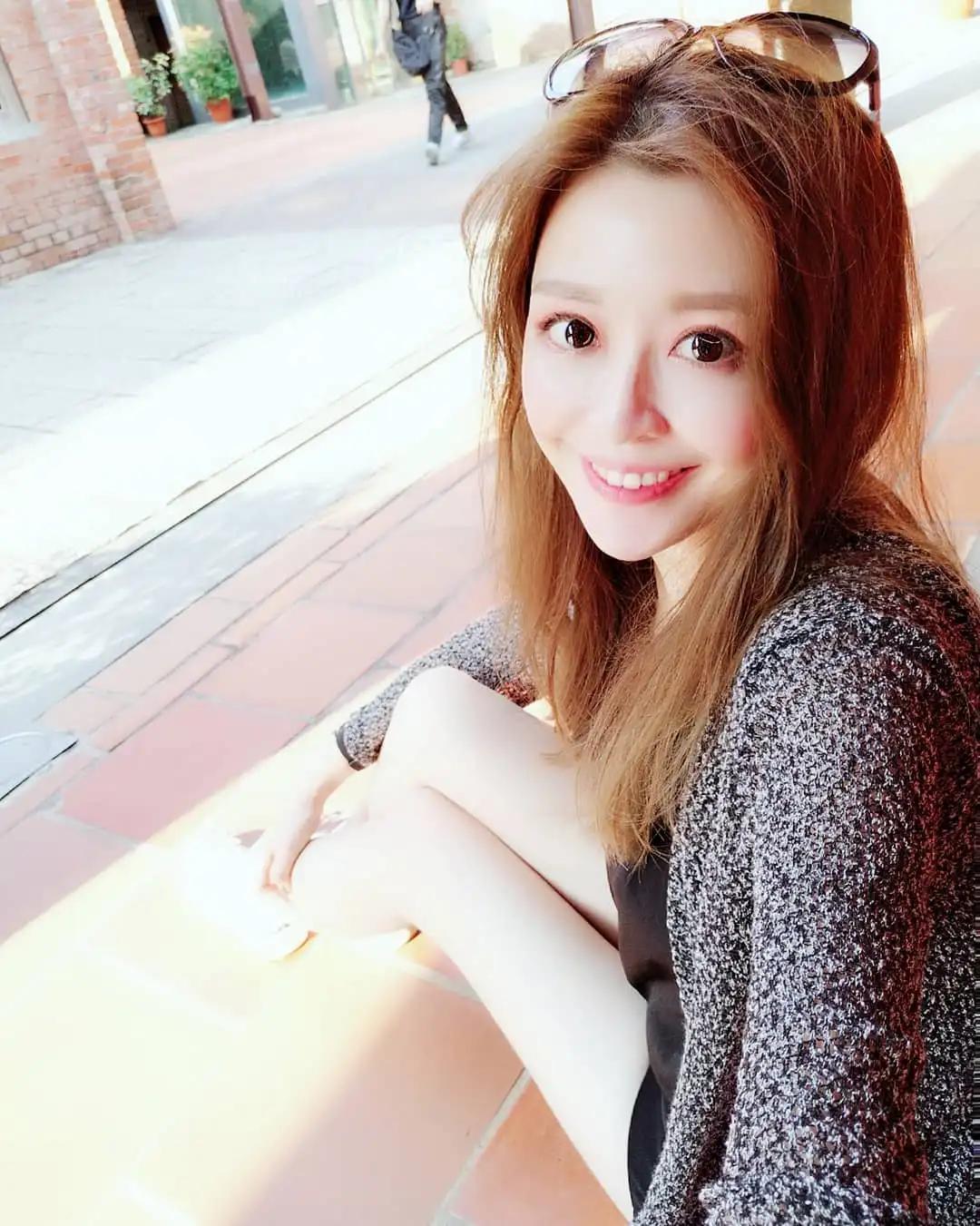 视角太邪恶！超正腿模「倪千凌Lucy」水汪电眼气质甜美，傲人曲线比新车还抢眼！-小湿妹图(16)