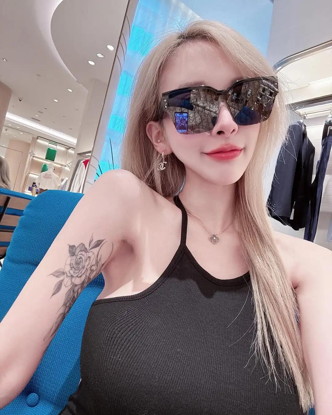 「Lan_Xin_Yu」展现饱满火辣身材 无懈可击(10)