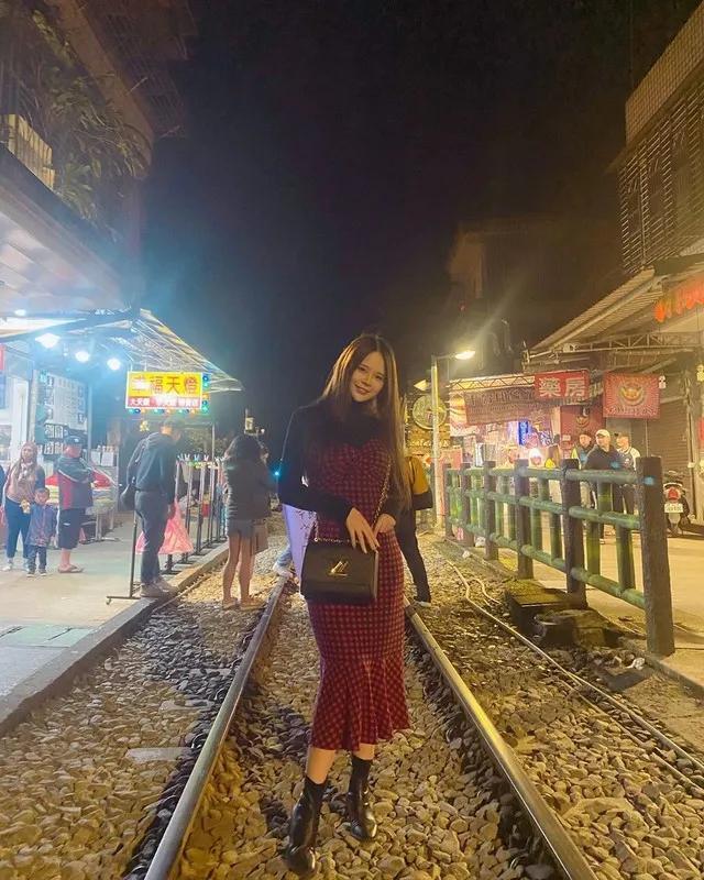 34G谢夏天低胸爆乳自助加油加油站工读生都想自愿过去帮忙了(10)