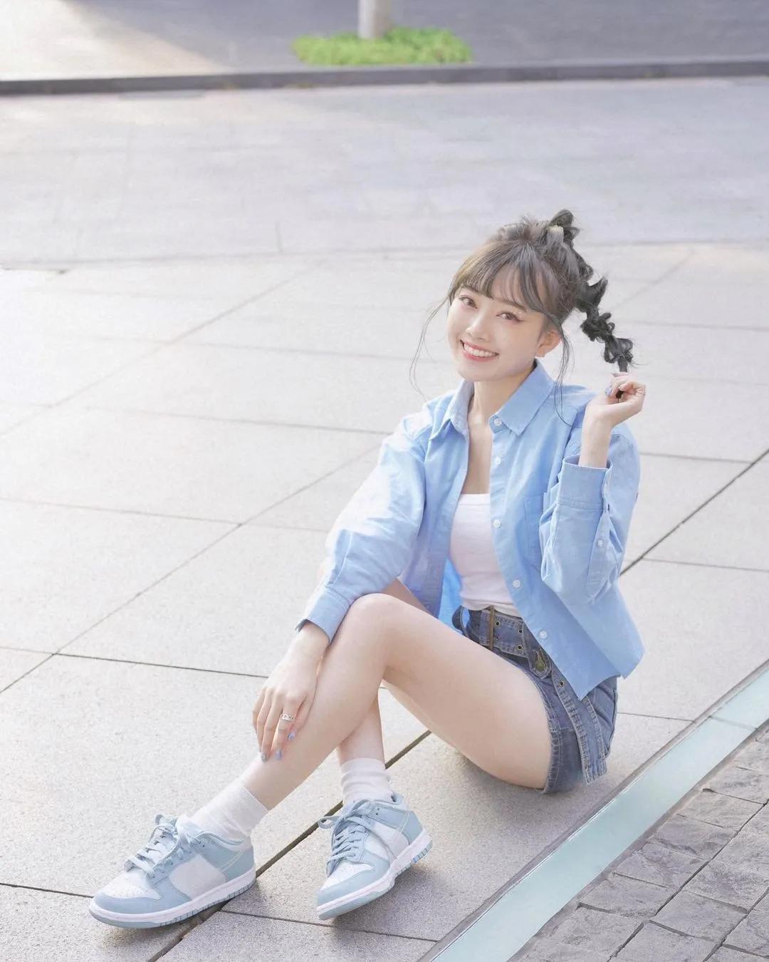 阳光型女孩「谦谦 」越看越正！白皙美腿超诱人....美照小露心机(1)
