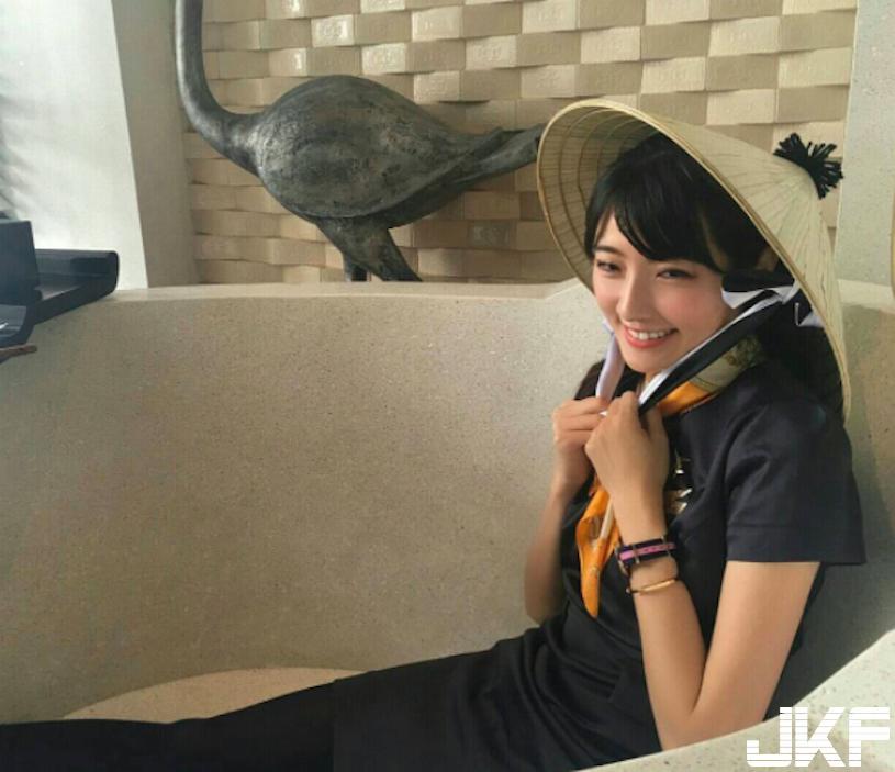 头等舱连空姐都「美到最高规格」，还会提供私人的「顶级服务」，让人好想体验喔～(7)