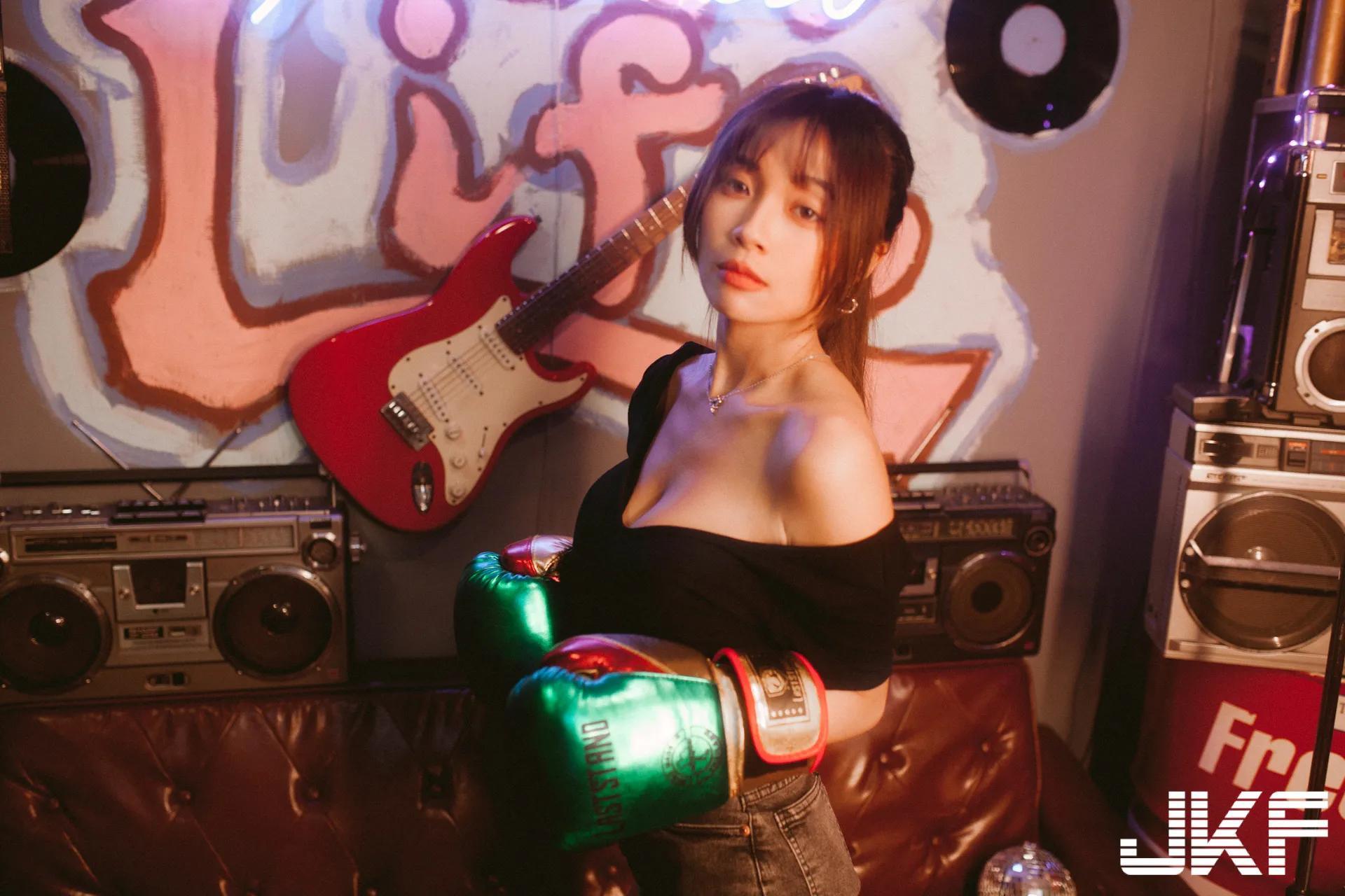 高颜值正妹「安然」的沙发诱惑，「超饱满低胸画面」太撩人！(22)