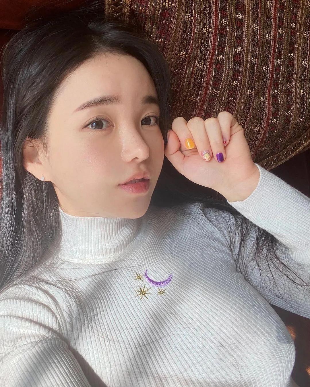 「甜美童颜」韩国收费麻豆！「白嫩巨乳＋川字腹肌」辣拍内衣照也没问题！-小湿妹图(24)