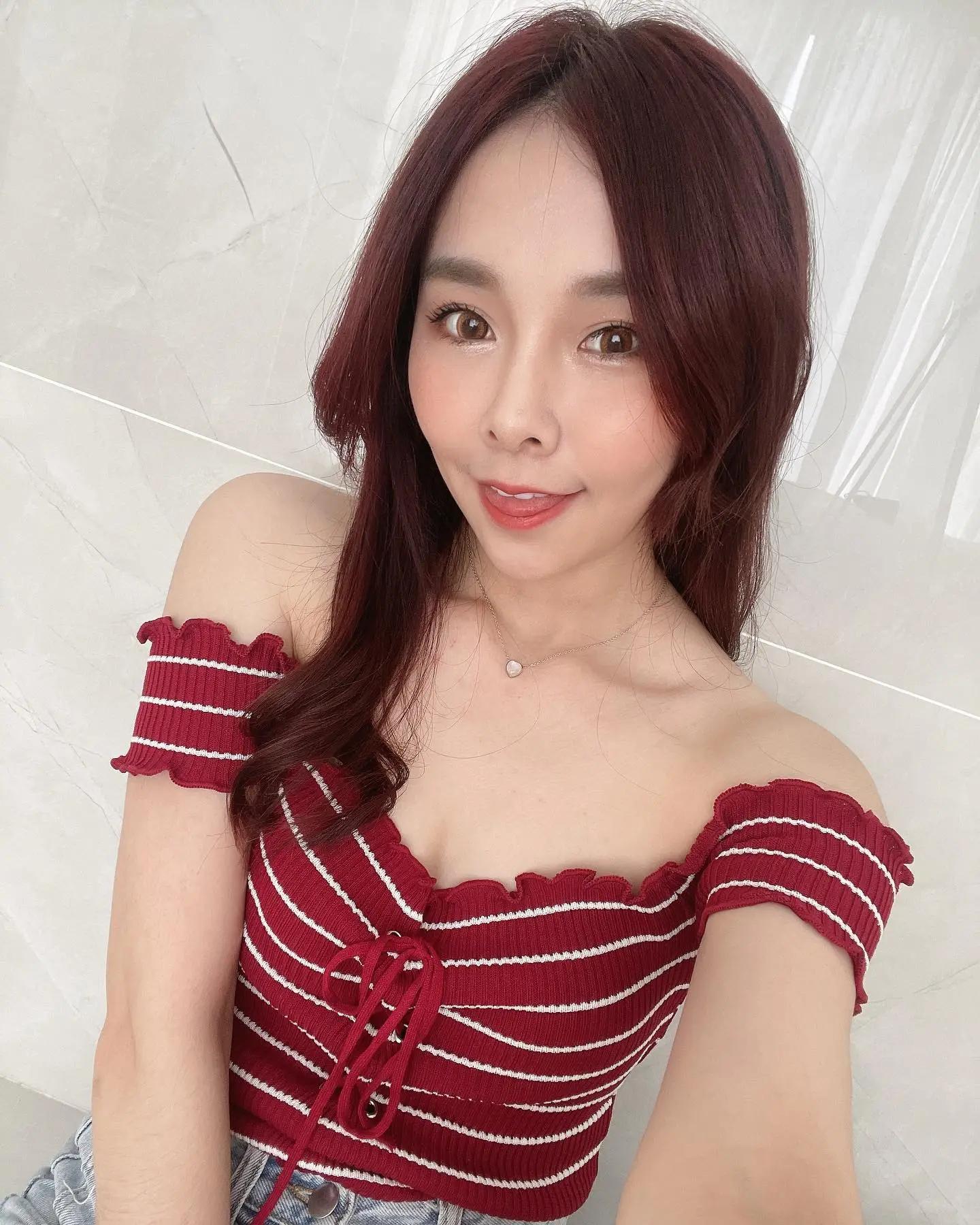 软萌系正妹「张语芯」可爱娃娃脸下发育超完全！深厚的事业线与淡淡甜笑的超迷人(10)