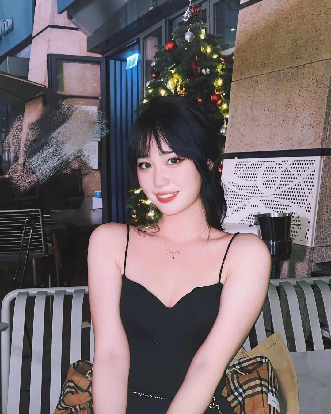 「天然港妹」海边狂展匀称辣体，「火辣臀腿」搭甜笑征服整条海岸线(6)