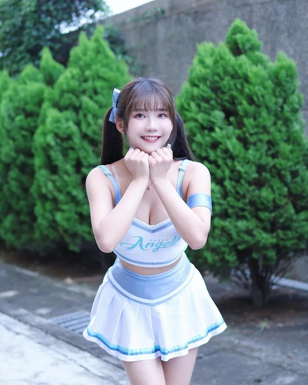 啦啦队女孩「奶昔」丰满上围让人为之一亮(10)