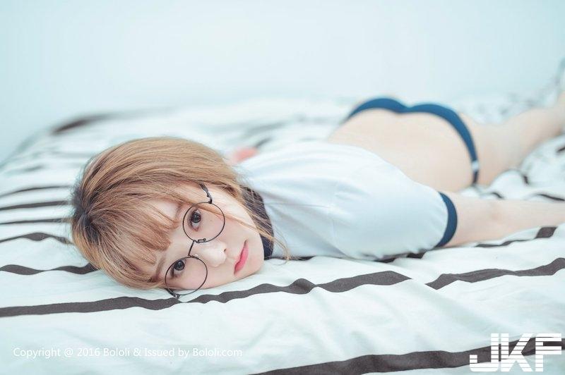 「肉肉巨乳学生妹」运动服里没内衣，两颗白嫩肉弹直接顶到床上啦！(2)