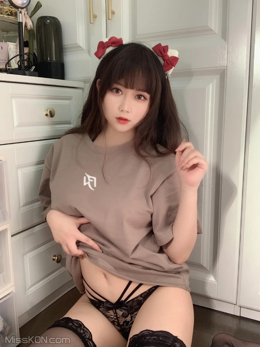 Coser@蜜桃少女是依酱呀: T恤底下 (31 photos )(11)