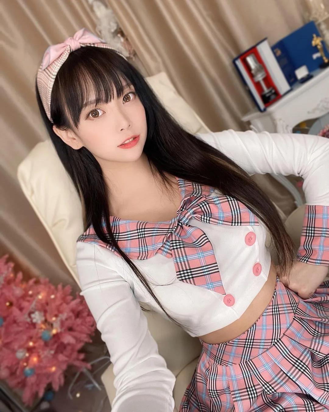 童颜巨乳直播主「다미」惹火造型辣晒性感身躯　前凸后翘「魔鬼曲线」辣到萤幕快烧起来(24)