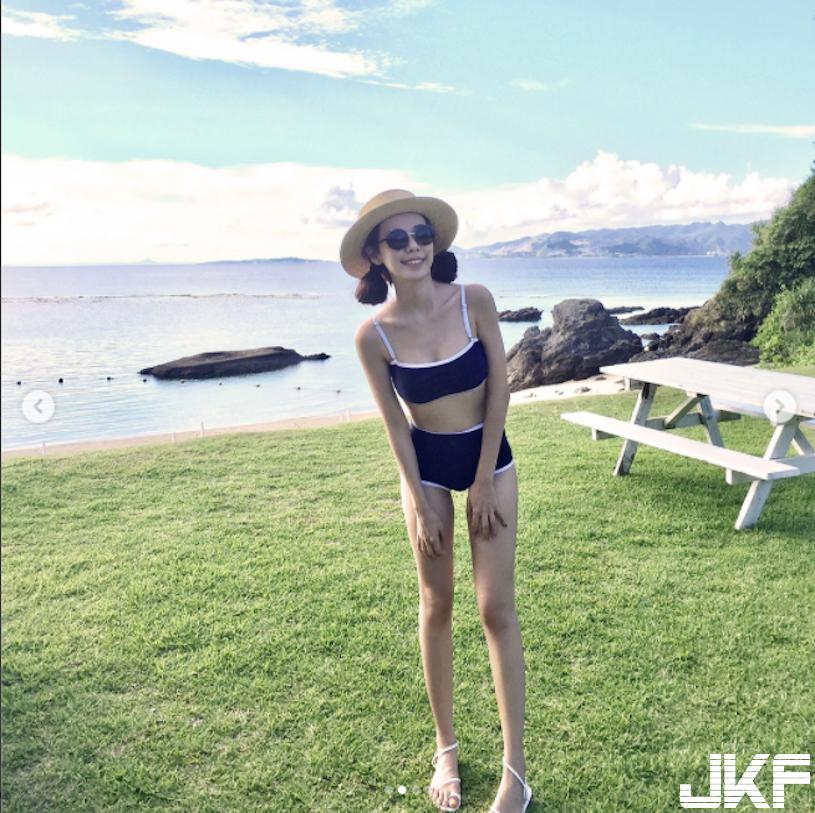 火辣！气质正妹海边「倒奶戯水」大秀长腿比基尼(9)