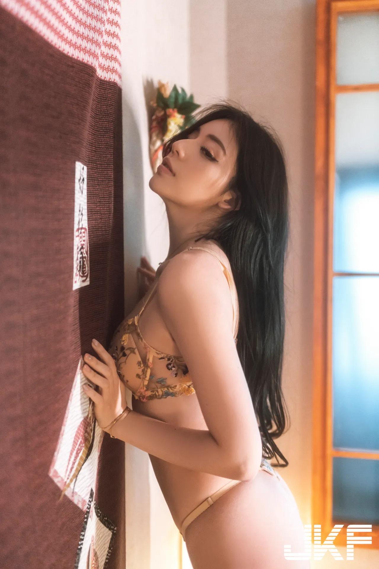 美术系女友「谢立琪KiKi」的闺房秘事！性感雪乳嫩臀大放送(6)