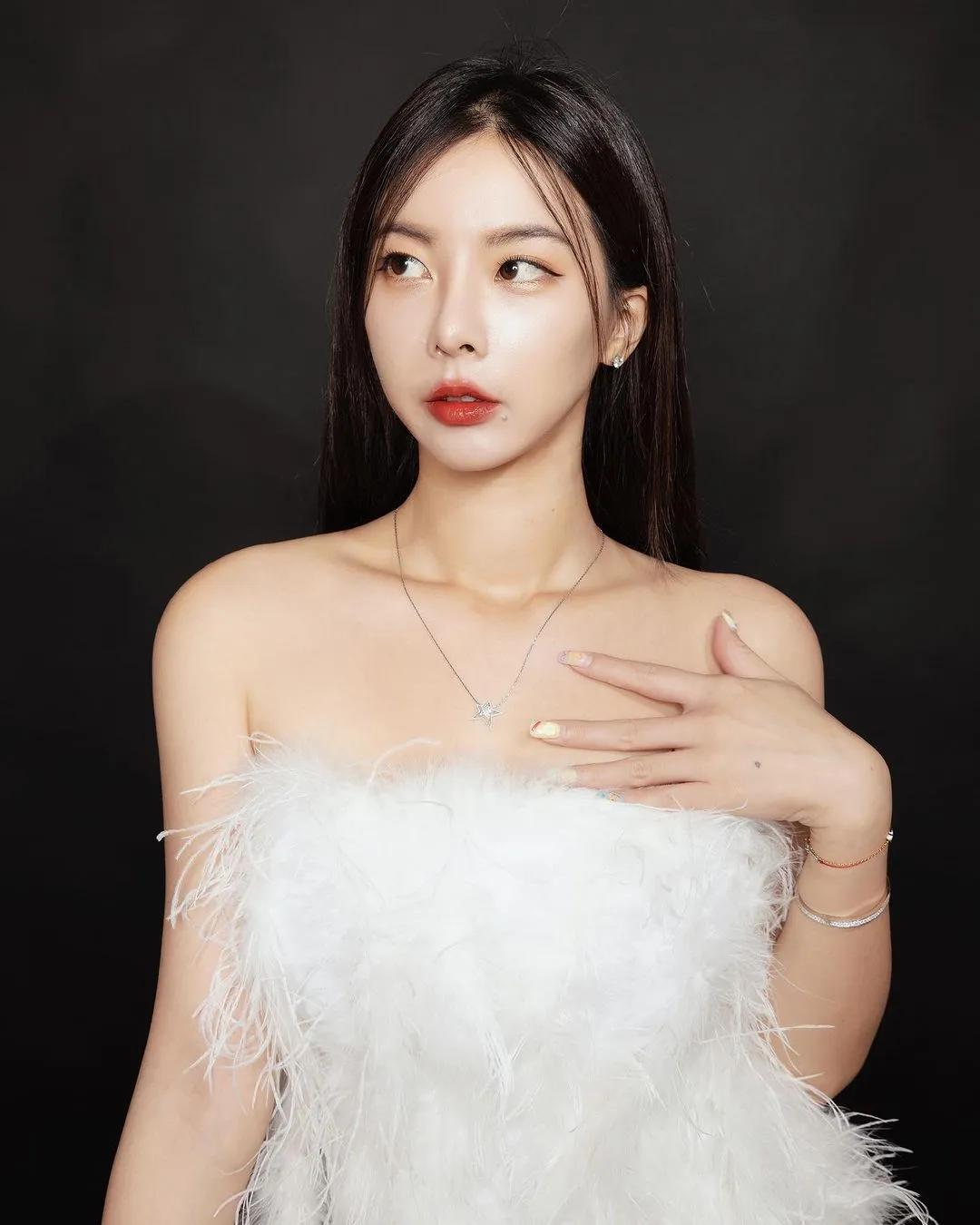 正妹「奎丁」低胸美乳超诱惑 曼妙曲线好性感(18)