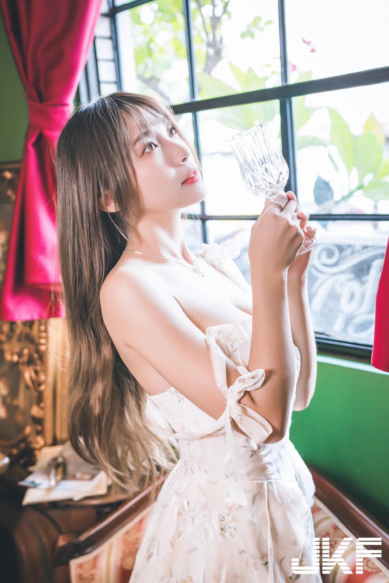 巨乳小画家「安然」休闲时刻！碎花小洋装「爆乳露美腿」好诱惑(108)