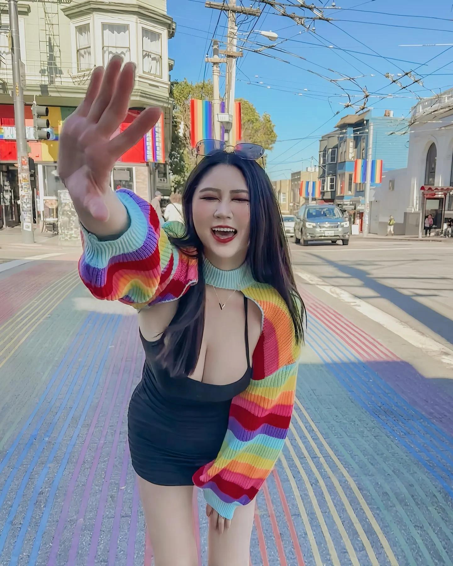 「粉芬」低胸爆乳 真的超完美(4)