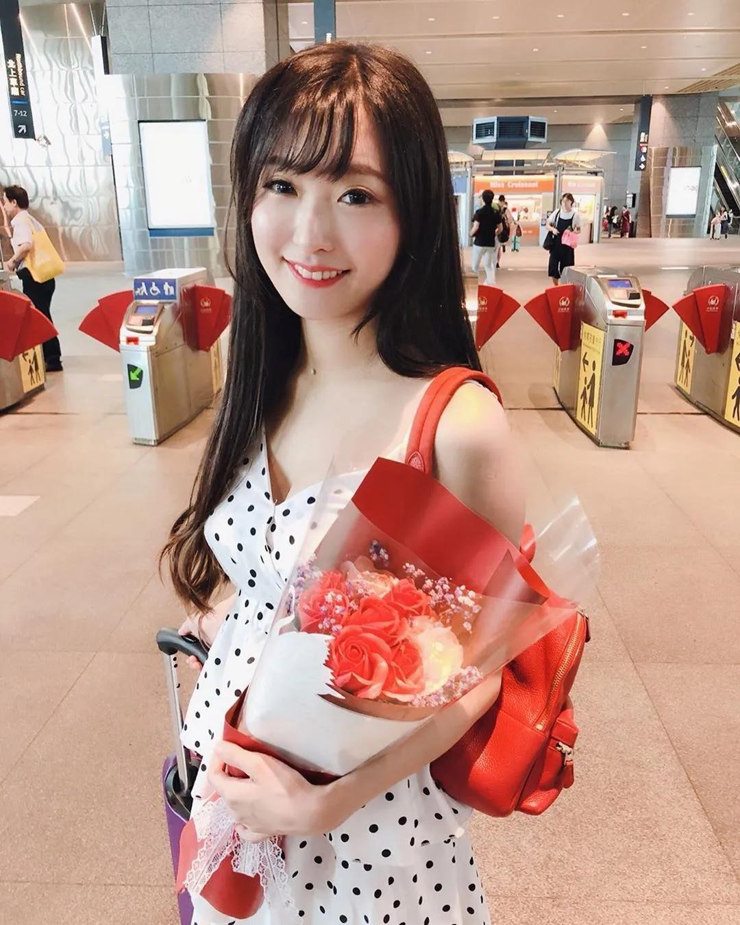 荞翎sarah 主持活动超吸睛 看不出暗藏火辣身材(5)