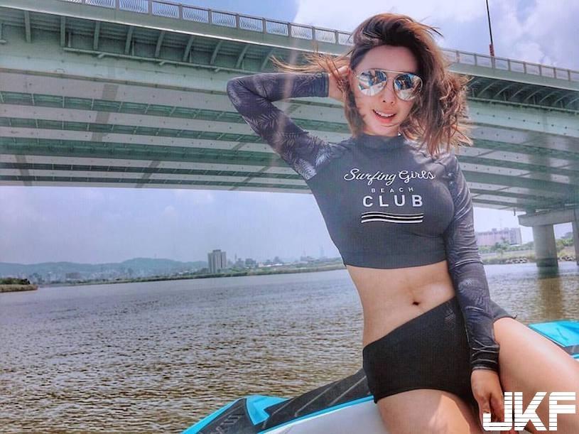 美乳溢出！「白嫩爆乳正妹」比基尼hold不住，「两团浑圆」泳池中男士都直不起腰啦！(7)