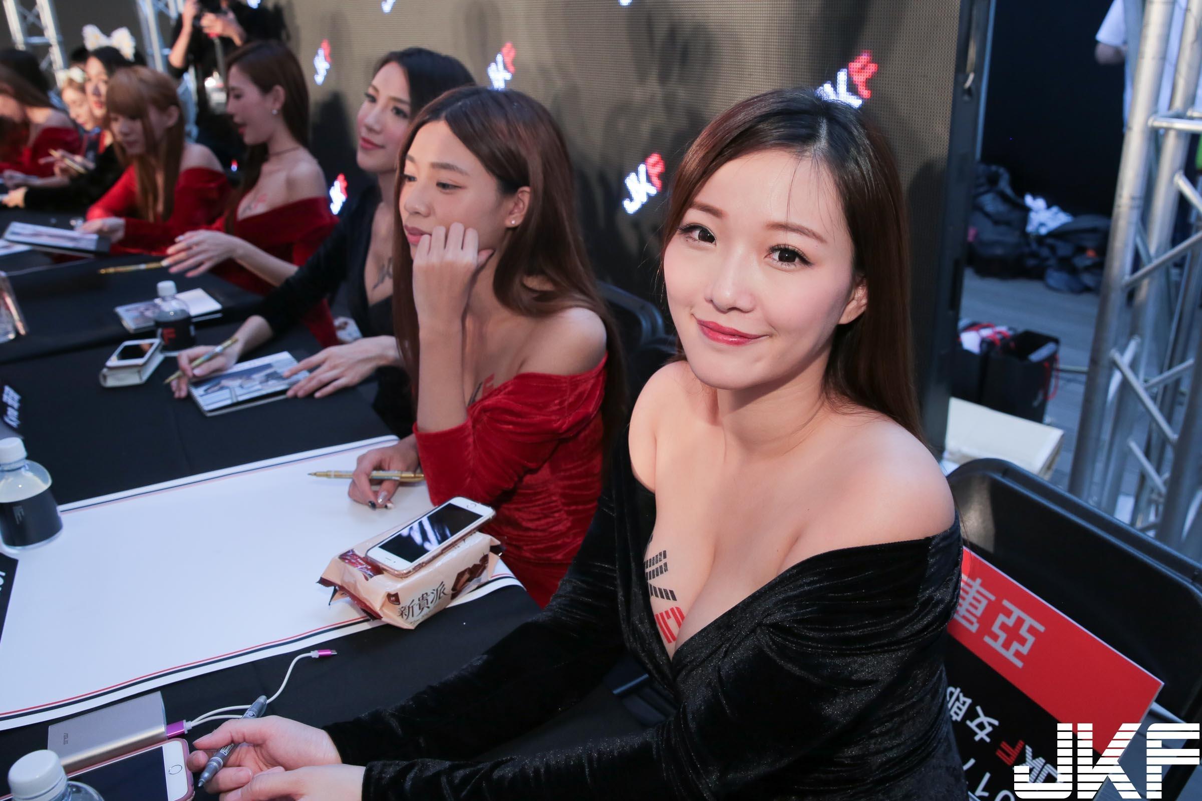 外拍甜心「施菲亚」的超狂暴巨乳！一弯腰都快掉出来！粉丝惊呼：我想帮你穿衣服-小湿妹图(23)