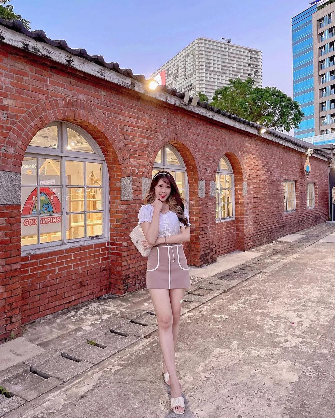 巨乳网拍板娘「贝贝Beibei」性感辣体撩欲不间断　情趣服下销魂胴体若隐若现(35)