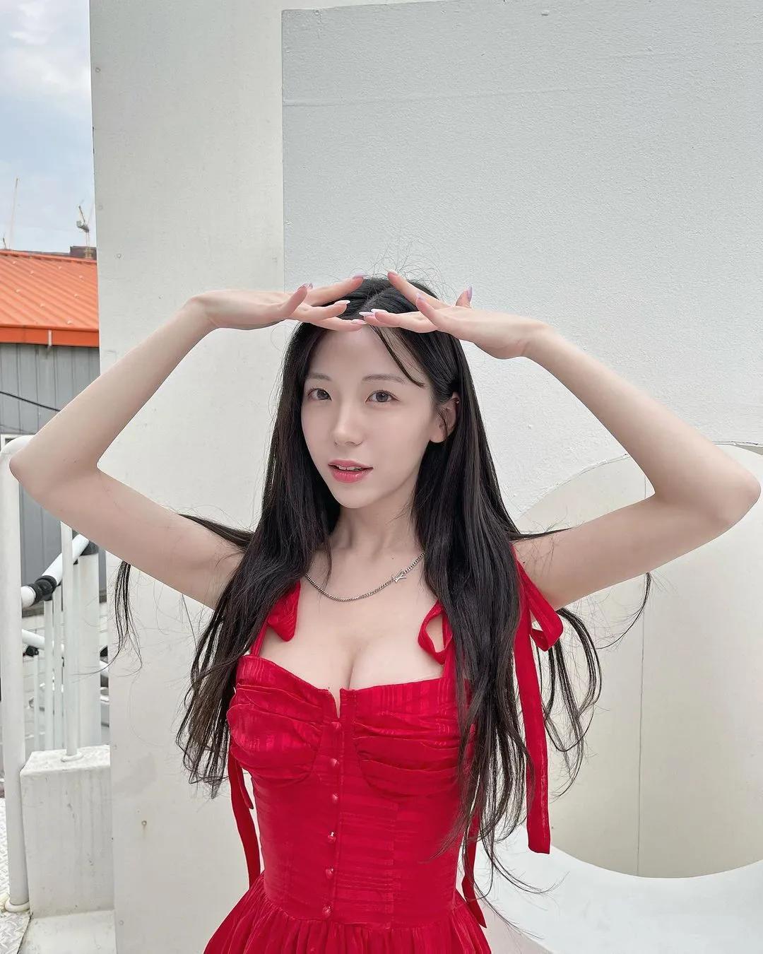 清纯正妹骨子里超色！玩水用「气球遮点」，比基尼小裤裤还拉到见底！-小湿妹图(15)