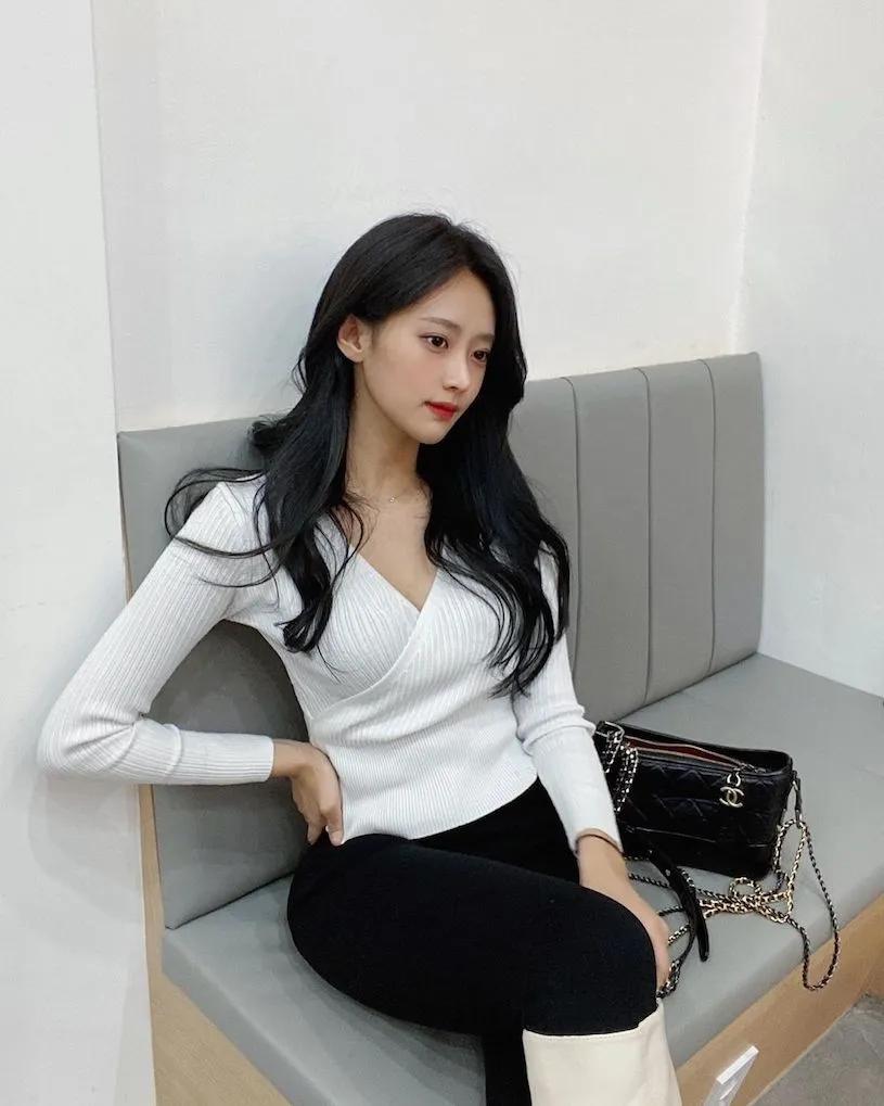 好童颜！用电脑的「迷人深沟正妹」，「饱满双乳」太让人心动！-小湿妹图(11)