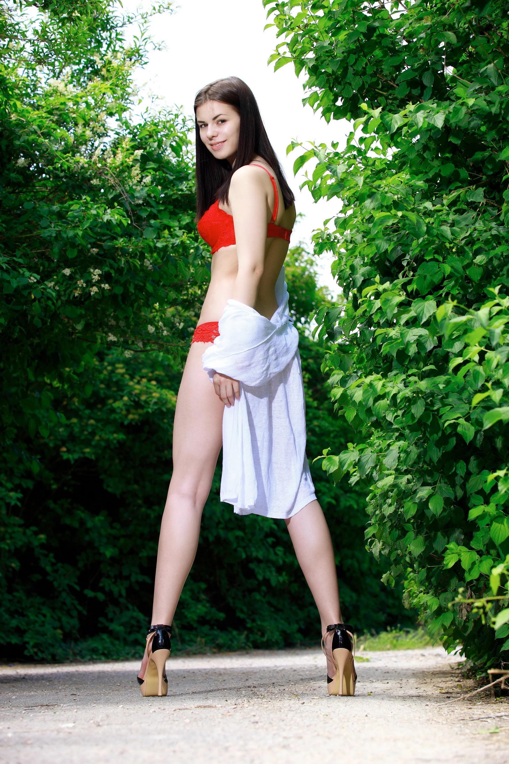 Karolina Young - Sesine (141P)(23)