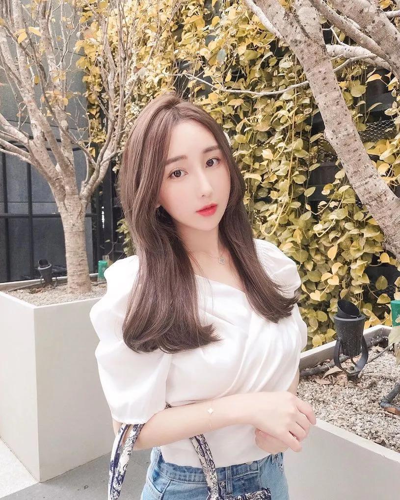 逛家乐福发现「性感牛仔长腿正妹」，火辣的美腿视角让客人都恋爱！-小湿妹图