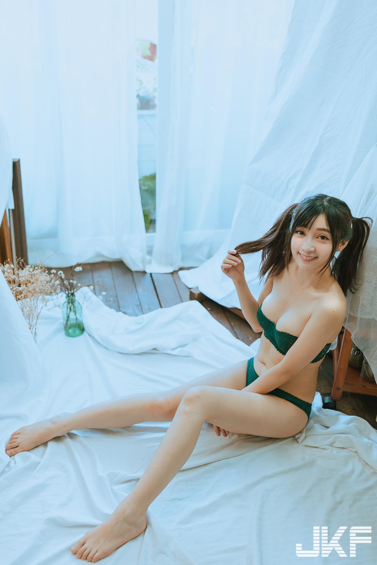 画室里的坏坏学生妹「江DD」，俏皮纯真暗藏性感诱惑，挺雪白美乳作情欲画布！-小湿妹图(7)