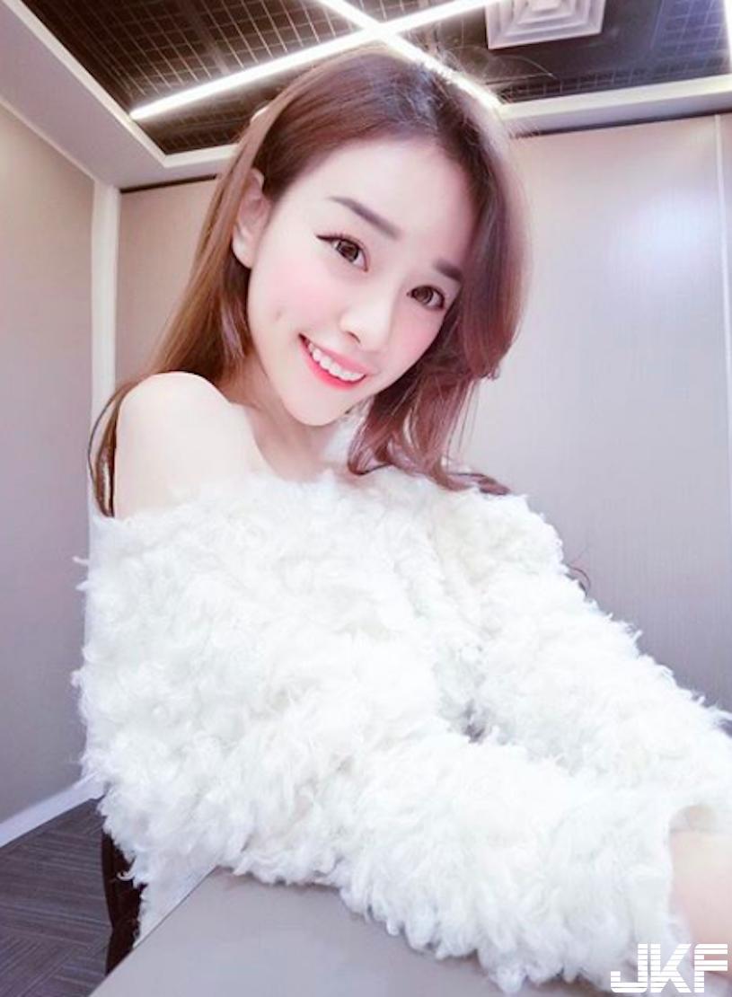 超浑圆上围！性感正妹「事业线好深长」，自拍美照让人著迷！(12)