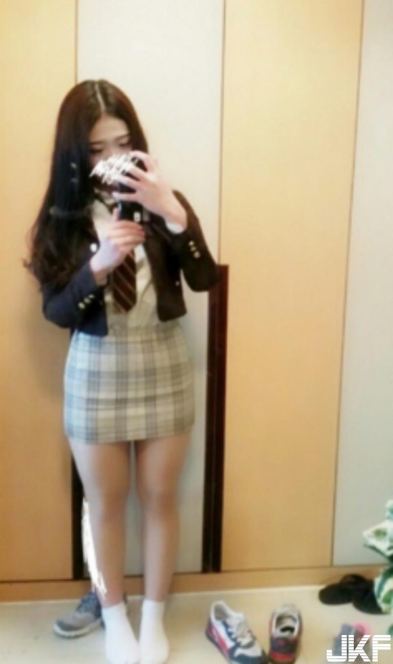 合法吗？短裙「高中妹」腿大开没在怕，教室里各种「限制级画面」好嗨-小湿妹图(3)