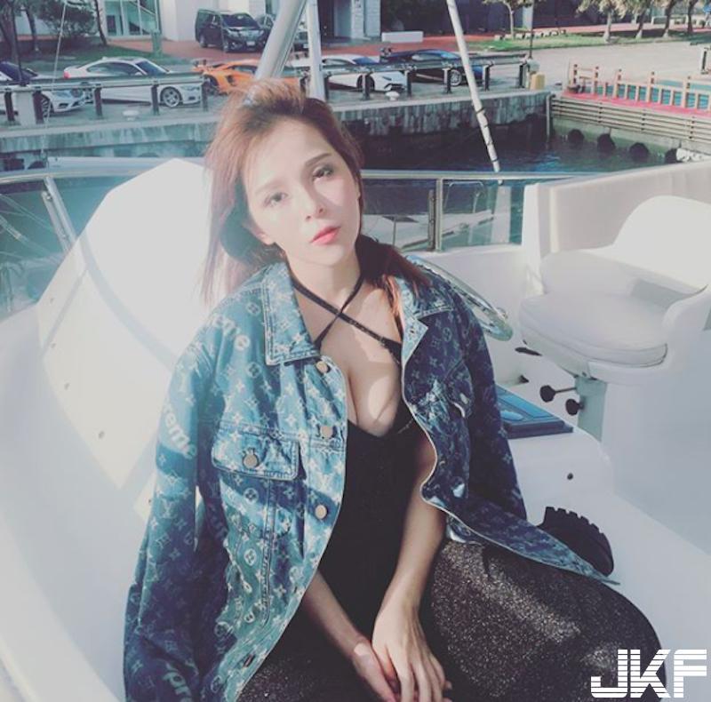 强力进击！「Ｈ奶内衣妹」趴床玩手游！「雪白大奶」连洗澡都不错过啊！(8)