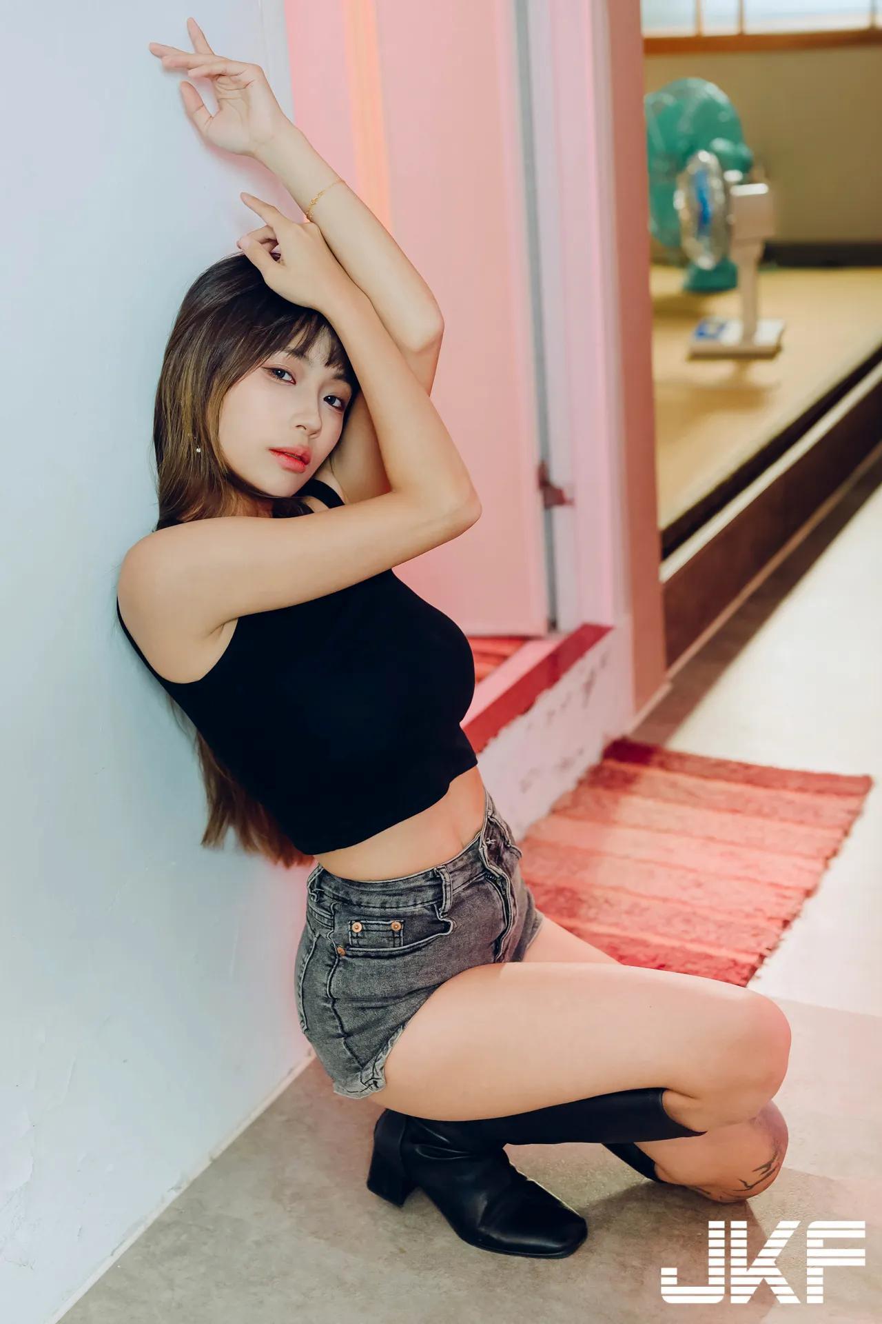 美腿正妹「安然」与你一起火辣作画，「光滑腿部线条」太勾人了！(37)