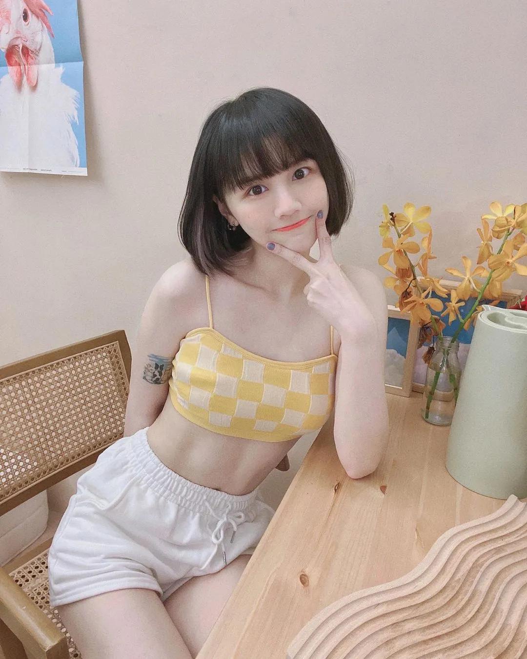 「人气大眼妹」全身镜前放晒性感腹肌，「白嫩翘臀」让臀控叹为观止！(11)