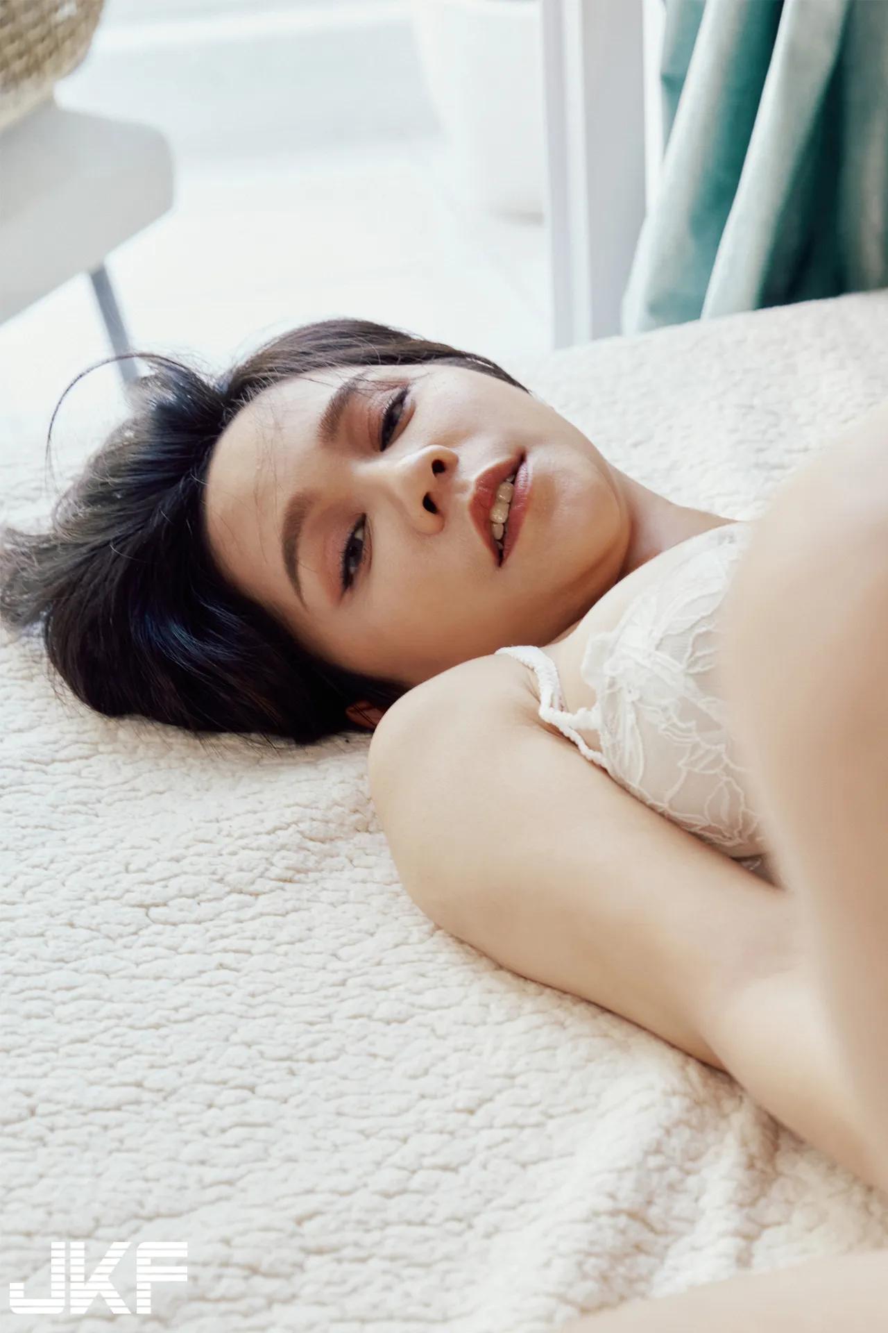 短发巨乳麻豆「玟玟」的火辣诱惑！侧躺溢出「白嫩双峰」，若隐若现透出点点(30)