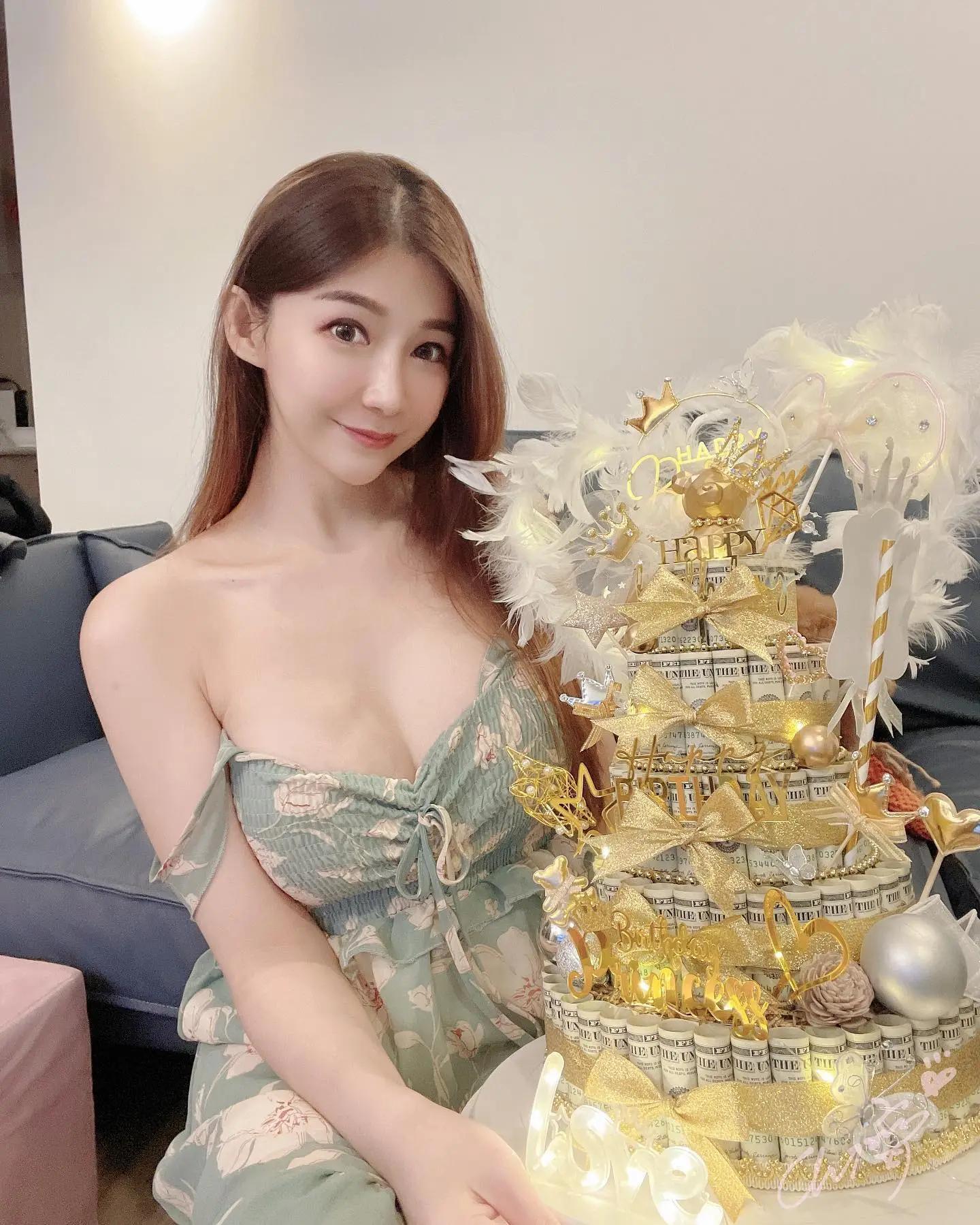 「性感苏妈妈」斜坐翘脚展「无瑕玉腿」，抚媚模样让粉丝秒醉！(9)