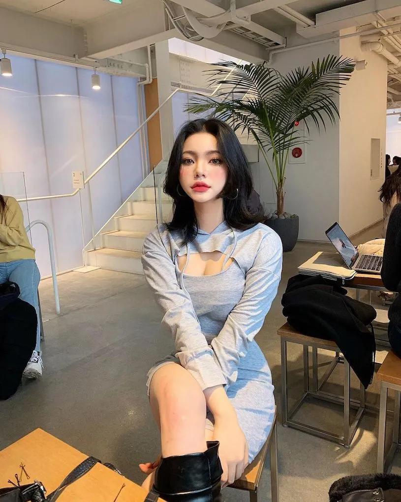 诱惑侧面S曲线！丰唇正妹「巨济岛度假有够犯规」，邪恶姿势要逼人犯罪！-小湿妹图(11)