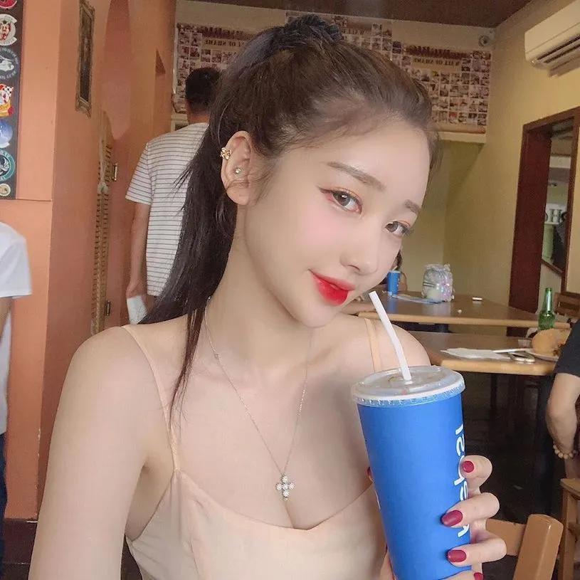 沟很辣！气质长发正妹暗藏「水嫩酥胸」，深V画面让粉丝特别激动！-小湿妹图(8)