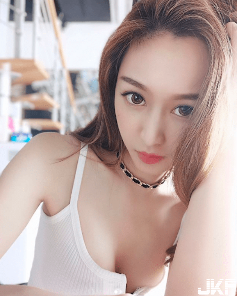 「港版曾莞婷」爆奶播音乐，「抢眼深沟」辣到蹦出来！-小湿妹图(10)