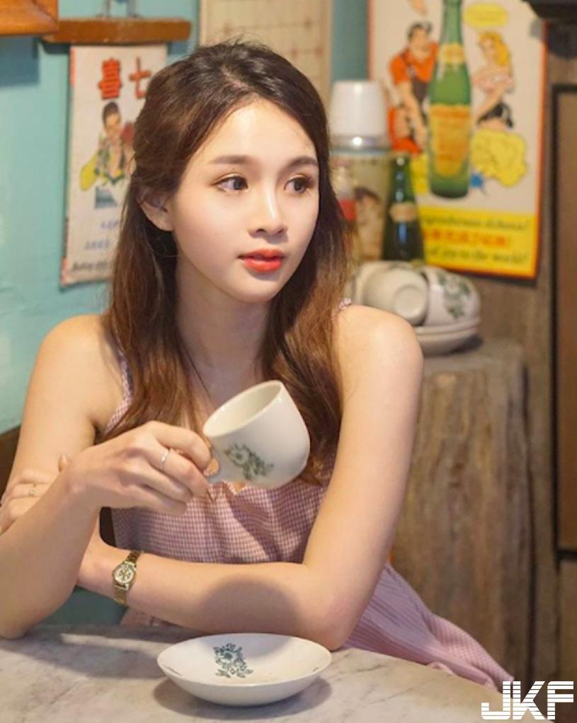 正妹「白皙美乳超抢镜」，火辣比基尼「深沟要蹦出来了」！-小湿妹图(8)