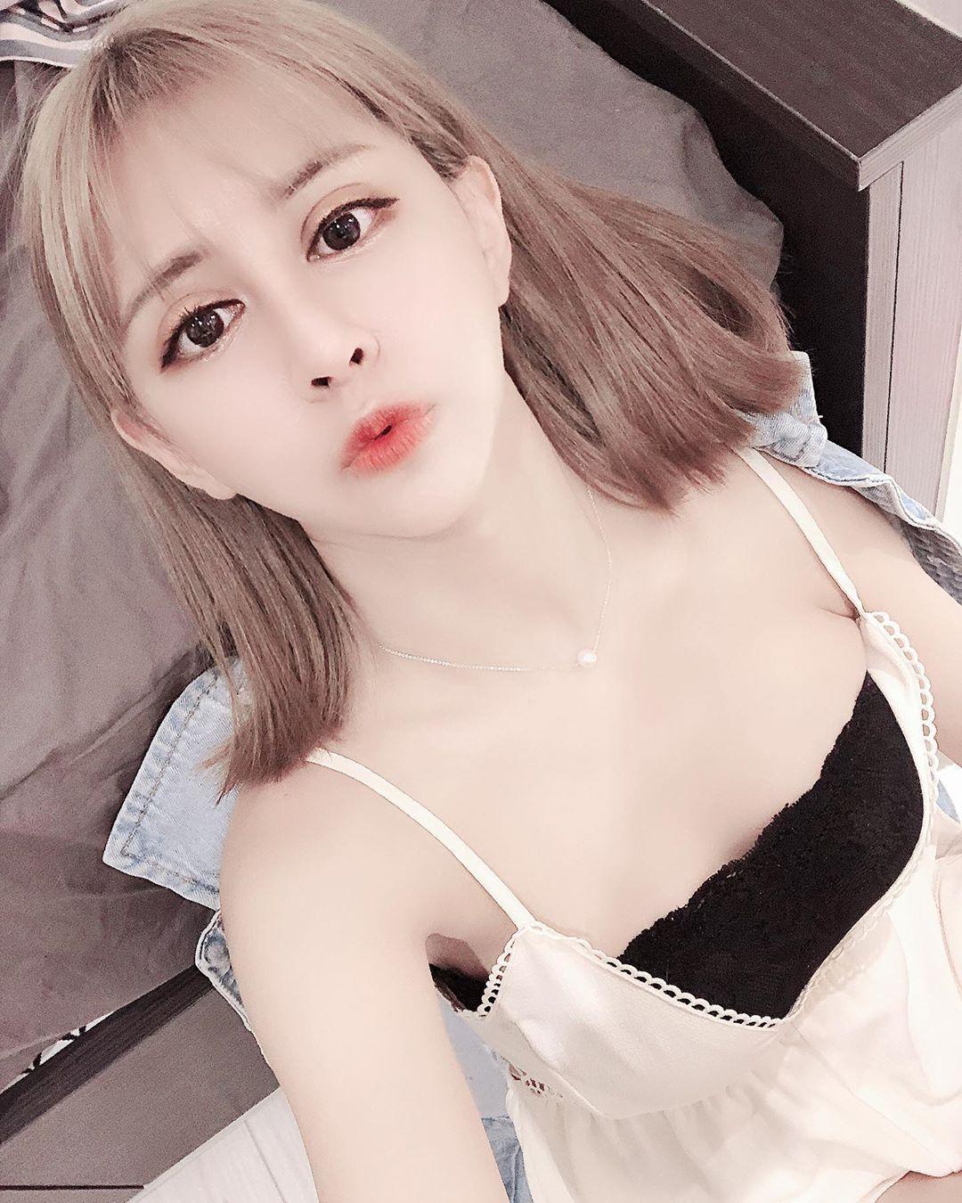 Anna ☓子茜 雪白嫩胸引人遐想 看的人口水直流(20)