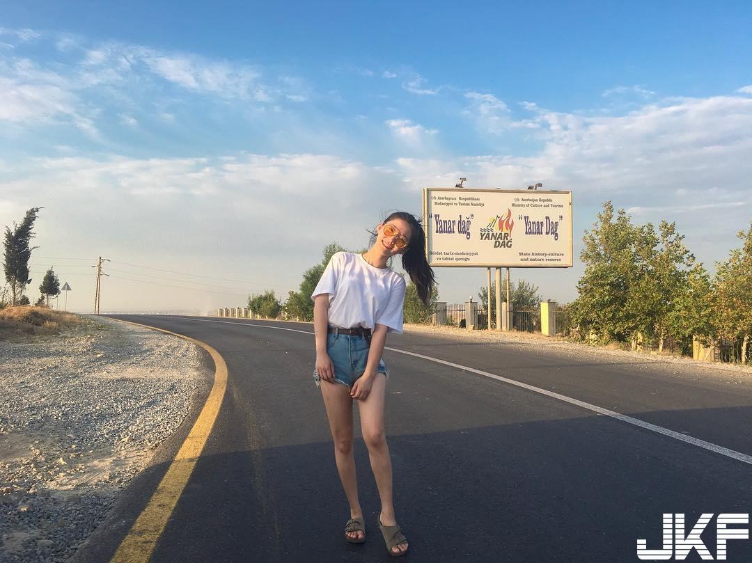 前进大陆！「背包客少女」阳光笑容+嫩白长腿横扫各地，全世界人都恋爱了-小湿妹图(15)